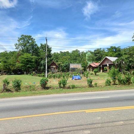 เนินอิ่มเอมโฮมเสตย์ Hotel Ban Ai Hit Buitenkant foto